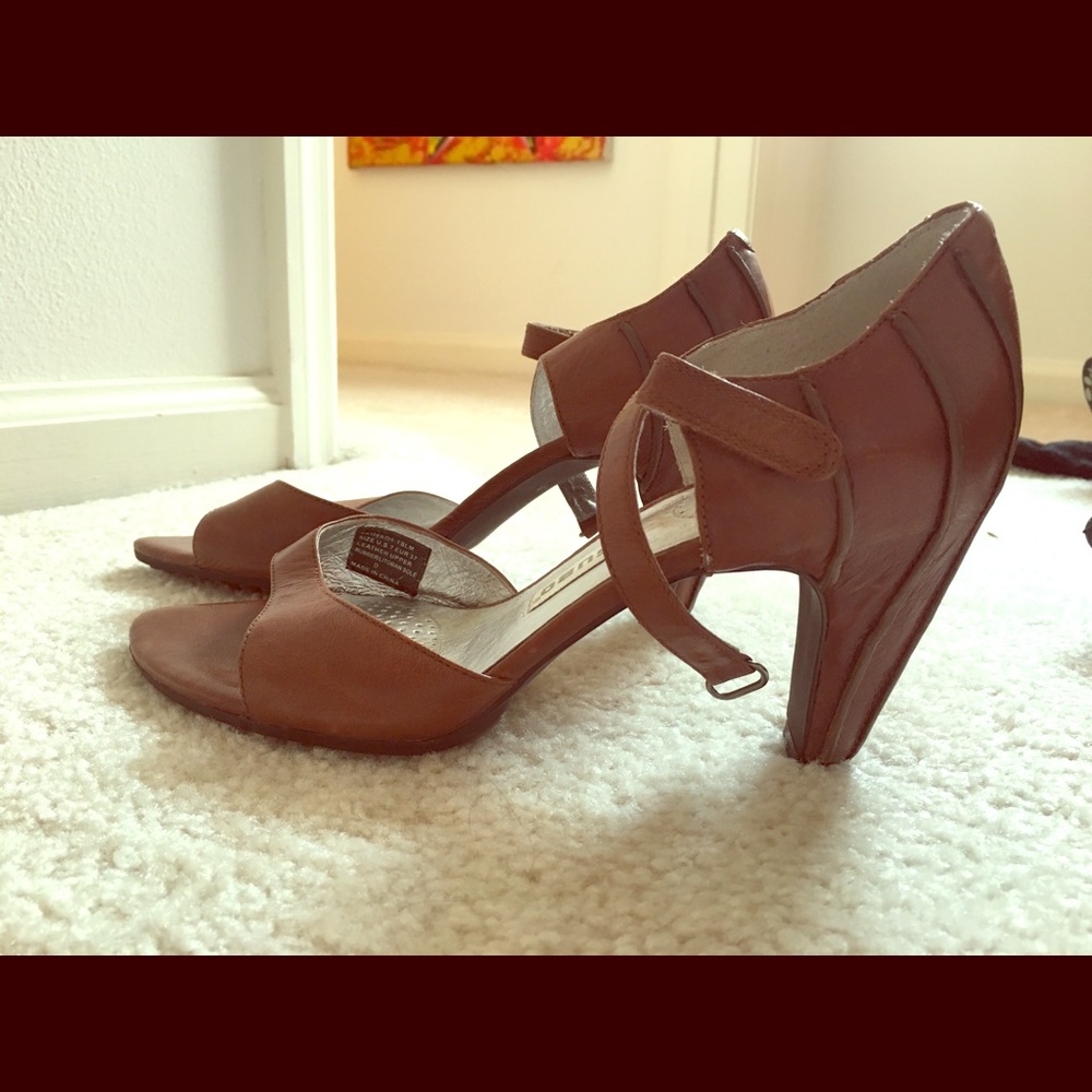 Gently worn Tsubo steeply pumps
